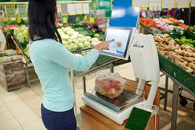 购物食品销售消费主义人们的观念幸福的夫妇杂货店超市买苹果